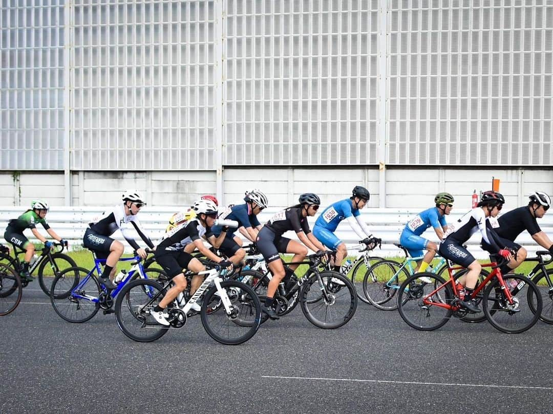 平良エレアさんのインスタグラム写真 - (平良エレアInstagram)「120分エンデューロ🚴‍♀️ もえぞーと一緒に参加しました💙  男女混走だったおかげで しっかり集団に乗って結果は4位✌️ 120min 75km 706up Av.36.6km/h  集団でご一緒した皆さんありがとうございました✨ 風強くて数回横風の突風にヒヤっとしたけど🥹  次のレースの話も出てるからまた皆で出る事になったら 次は今日よりも頑張ろ✨ それまではカフェライド堪能する☕️🚴‍♀️  @takeshihagi 今日は専属マネージャーお疲れ様でした✌️  #そでがうらサマーサイクルロードフェスタ #ロードレース #ロードバイク #ロードバイク女子  #girlscycling #roadbike #cycling #cyclinglife #cyclist #cyclinglifestyle #instacycle #instacycling  #わたしとLiv #LivJP」7月9日 19時56分 - erea0301