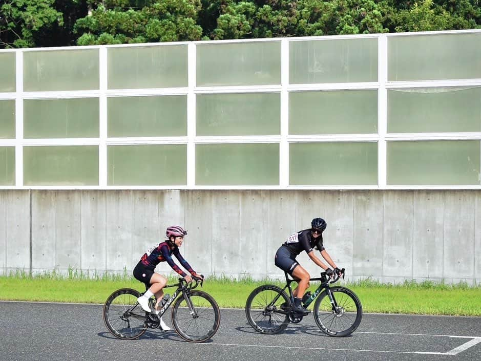 平良エレアさんのインスタグラム写真 - (平良エレアInstagram)「120分エンデューロ🚴‍♀️ もえぞーと一緒に参加しました💙  男女混走だったおかげで しっかり集団に乗って結果は4位✌️ 120min 75km 706up Av.36.6km/h  集団でご一緒した皆さんありがとうございました✨ 風強くて数回横風の突風にヒヤっとしたけど🥹  次のレースの話も出てるからまた皆で出る事になったら 次は今日よりも頑張ろ✨ それまではカフェライド堪能する☕️🚴‍♀️  @takeshihagi 今日は専属マネージャーお疲れ様でした✌️  #そでがうらサマーサイクルロードフェスタ #ロードレース #ロードバイク #ロードバイク女子  #girlscycling #roadbike #cycling #cyclinglife #cyclist #cyclinglifestyle #instacycle #instacycling  #わたしとLiv #LivJP」7月9日 19時56分 - erea0301