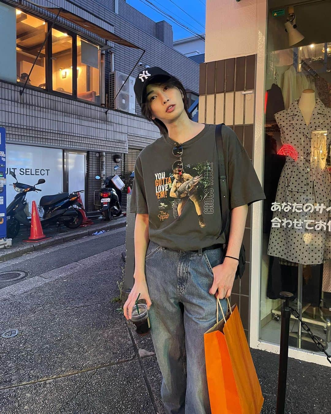 カルマさんのインスタグラム写真 - (カルマInstagram)「下北古着屋巡り〜👕👖 試着室でチェックする時自分の顔ばっか見つめてしまって何買ったかあんま覚えてないです。まぁなんでも似合うやろ。 一応ビールも流し込んどきました🍺  最近リプ欄が大喜利大会みたいになってるんですが…そういうの嫌いじゃないよ😏」7月9日 20時07分 - karuma3923