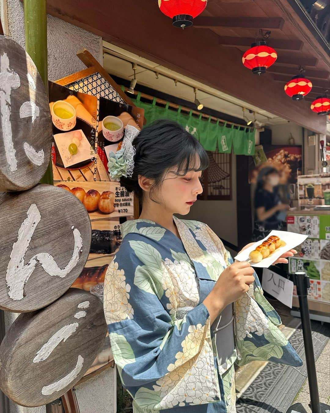 横田亜美さんのインスタグラム写真 - (横田亜美Instagram)「. 今年初浴衣👘🪻 . ７月だから花火大会や 夏祭りもぼちぼち？ . . #浅草 #浴衣 #浴衣レンタル #着物 #着物レンタル #浅草着物 #浅草食べ歩き #浅草デート #浅草寺 #花火大会 #夏祭り #浴衣女子 #浴衣ヘアアレンジ #浴衣コーデ #asakusa #japan #asakusatemple #asakusatokyo」7月9日 20時07分 - amimi0218