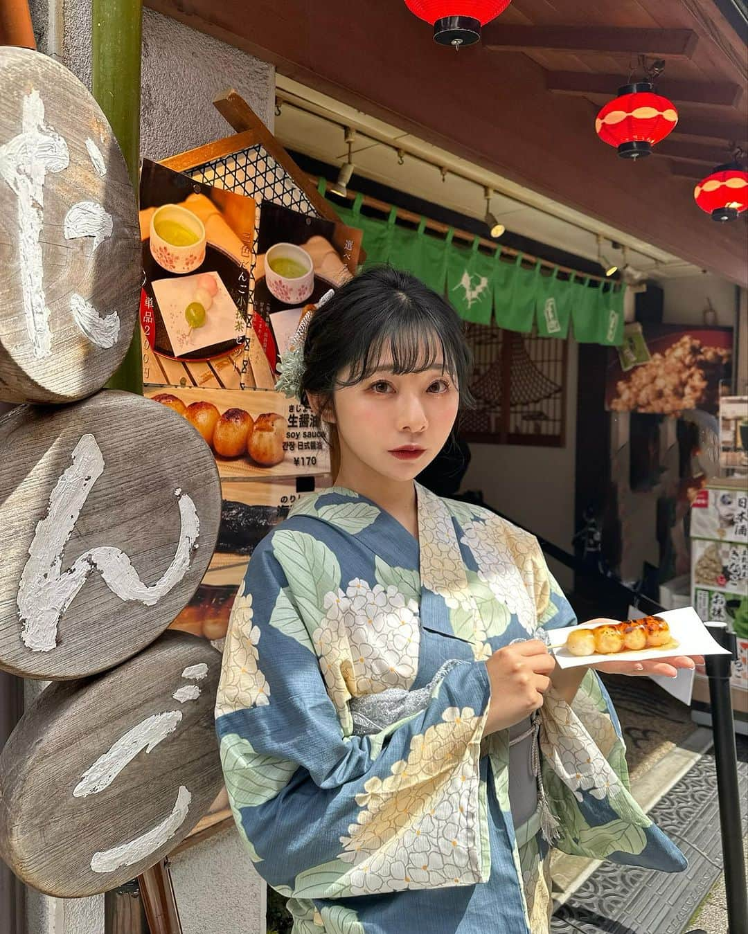 横田亜美さんのインスタグラム写真 - (横田亜美Instagram)「. 今年初浴衣👘🪻 . ７月だから花火大会や 夏祭りもぼちぼち？ . . #浅草 #浴衣 #浴衣レンタル #着物 #着物レンタル #浅草着物 #浅草食べ歩き #浅草デート #浅草寺 #花火大会 #夏祭り #浴衣女子 #浴衣ヘアアレンジ #浴衣コーデ #asakusa #japan #asakusatemple #asakusatokyo」7月9日 20時07分 - amimi0218