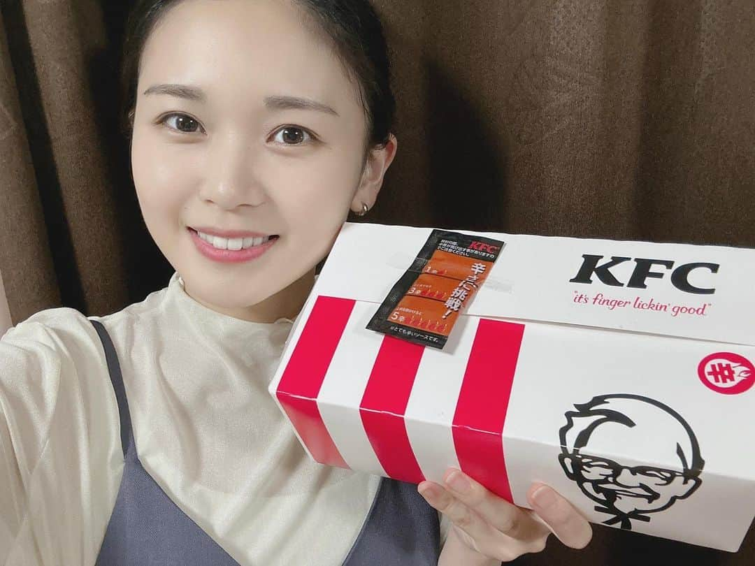 平井美葉のインスタグラム：「🌶️🌶️🌶️  #レッドホットチキン ジューシーで辛旨〜！！！！！  @kfc_japan さん #kfc #ケンタッキー #ケンタッキーフライドチキン #beyooooonds #helloproject #ハロプロ」