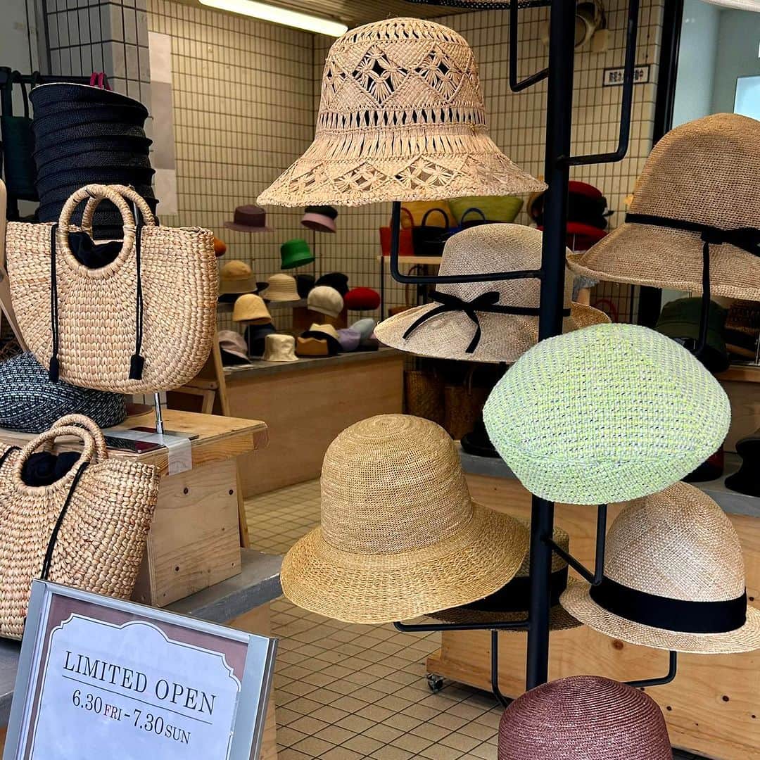 吉祥寺PARCOさんのインスタグラム写真 - (吉祥寺PARCOInstagram)「期間限定ショップが続々！ 1Fでは毎年夏におなじみの移動帽子屋AURAが営業中👒 メイドインジャパンにこだわり、日本各地の帽子工場と一緒にオリジナルハットを製作しているブランドです。 吉祥寺PARCOではブローチも人気なんだそうです🌻コーディネートのポイントになりそう！  @poanca_tokyo 📅～7/30(日) 📍1F  #移動帽子屋AURA #吉祥寺散歩 #吉祥寺さんぽ #吉祥寺PARCO #吉祥寺パルコ」7月9日 20時00分 - parco_kichijoji_official