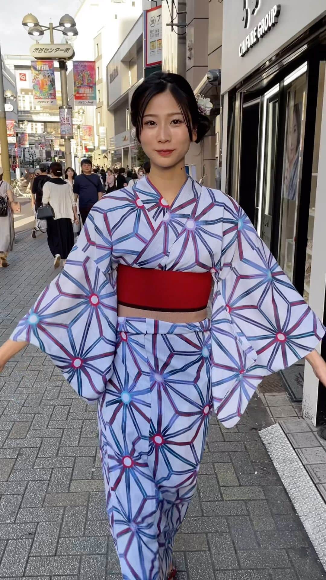 塩野響子のインスタグラム：「お祭りも花火大会も行きたいなぁ🎆 ⠀ 結局はノーマルカメラが一番画質良くて最強👀✨ ⠀ ⠀ ⠀ #浴衣 #和装 #まとめ髪」