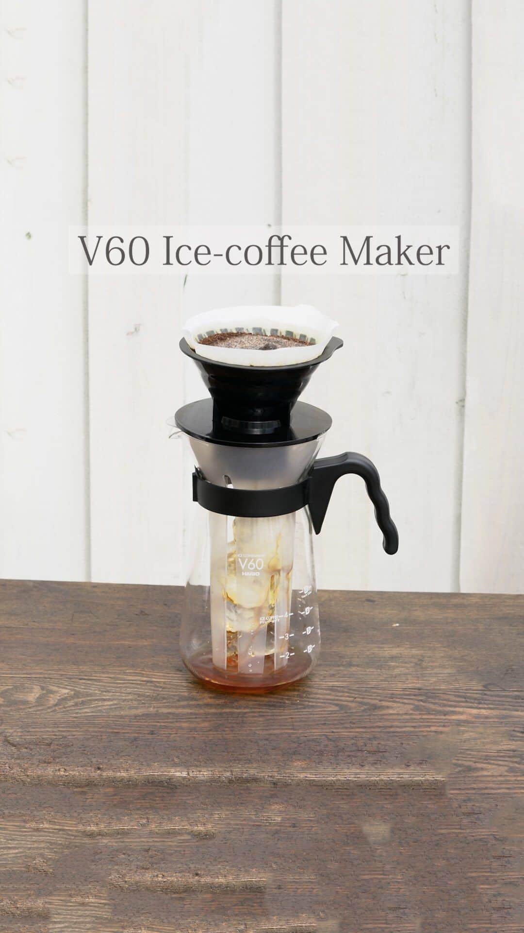 HARIOのインスタグラム：「ㅤㅤㅤㅤㅤㅤㅤㅤㅤㅤㅤㅤ [V60 Ice-coffee Maker]  ドリップしながら氷で冷やす。急冷式アイスコーヒーメーカー。 長いアイスストレーナーがドリップしたてのコーヒーを急冷するので、アイスコーヒーが手軽にすぐ愉しめます。ドリッパーはコーヒー粉の層が深くなる「V型円すい形」。しっかり旨味を抽出します。 —— Rapid cooling iced coffee maker. A long ice strainer rapidly cools the dripped coffee, so that iced coffee can be enjoyed immediately. The cone shaped dripper forms a deep coffee ground layer, and thoroughly extracts the flavor of the coffee.  . . .  #hario #v60 #coffee #pourover #coldbrew #pourovercoffee #coffeetime #coffeelover #homebrew #specialtycoffee」