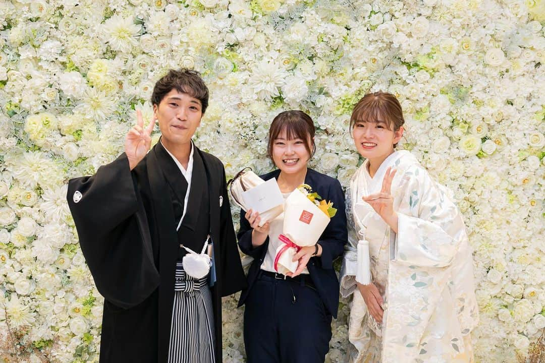 アルカンシエル南青山さんのインスタグラム写真 - (アルカンシエル南青山Instagram)「【Wedding Photo with Staff❁】 . おふたりがお色直しに選んだのは和装✨ 可愛らしい笑顔と暖かみ溢れる雰囲気のおふたりにピッタリの衣装！ ゲストも驚きで、入場は大いに盛り上がりました👏 . 私たちスタッフも、楽しませていただいた上、 お2人からのサプライズも...♡ . この度はご結婚誠におめでとうございます！ たくさんの感動と思い出をありがとうございました！  ................................... 南青山で🌱光×水×緑🌿 を感じられる結婚式場🕊✴︎ . 『感謝を、式のまんなかに。』をテーマに 自然体で感謝が伝わる結婚式の事例を紹介💛 . 👇🏻をタップ🌈👣 @arcenciel.minamiaoyama . 会場は感染症対策を施しておりますのでご安心ください ......................................  #披露宴レポ #結婚式レポ #和装ウェディング #式場スタッフ #お開きショット #スタッフ写真  # ウエディングレポート #ウエディングレポ #アルカンシエル #アルカンシエル南青山 #アルカン花嫁 #東京花嫁 #東京プレ花嫁 #東京ウェディング #東京結婚式 #表参道花嫁 #表参道プレ花嫁 #表参道ウェディング #表参道結婚式 #ナチュラルウェディング #日本中のプレ花嫁さんと繋がりたい #感謝を式のまんなかに #2023夏婚 #2023秋婚 #2023冬婚 #2024春婚」7月9日 21時00分 - arcenciel.minamiaoyama