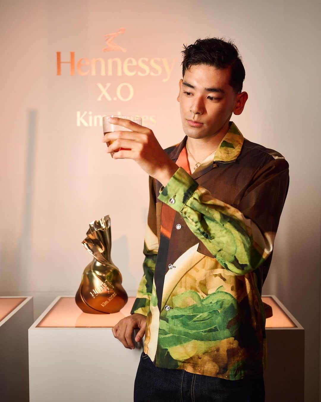 UTAさんのインスタグラム写真 - (UTAInstagram)「@hennessy x @mrkimjones   remembering drinking @hennessy for the first time with my teammates from college ball days at the season end. To this day, still grabbing a glass of @hennessy and reminiscing with close friends…  大学バスケ時代に、シーズン最終戦を勝利した時にチームメイトと飲んだのが初めてのHenessey体験。まさに勝利の味だった。あれ以来、Henesseyは大事な仲間と深く語り合いたい時に共にあるもの。  #hennessyxo  #hennesseyxkimjones #sponsored  #drinkresponsibly」7月9日 20時01分 - utauuu