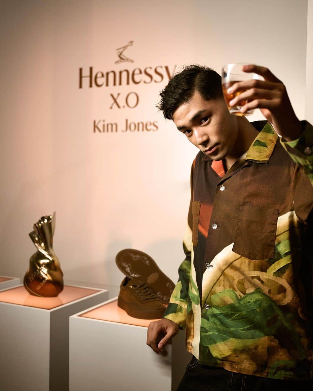UTAさんのインスタグラム写真 - (UTAInstagram)「@hennessy x @mrkimjones   remembering drinking @hennessy for the first time with my teammates from college ball days at the season end. To this day, still grabbing a glass of @hennessy and reminiscing with close friends…  大学バスケ時代に、シーズン最終戦を勝利した時にチームメイトと飲んだのが初めてのHenessey体験。まさに勝利の味だった。あれ以来、Henesseyは大事な仲間と深く語り合いたい時に共にあるもの。  #hennessyxo  #hennesseyxkimjones #sponsored  #drinkresponsibly」7月9日 20時01分 - utauuu