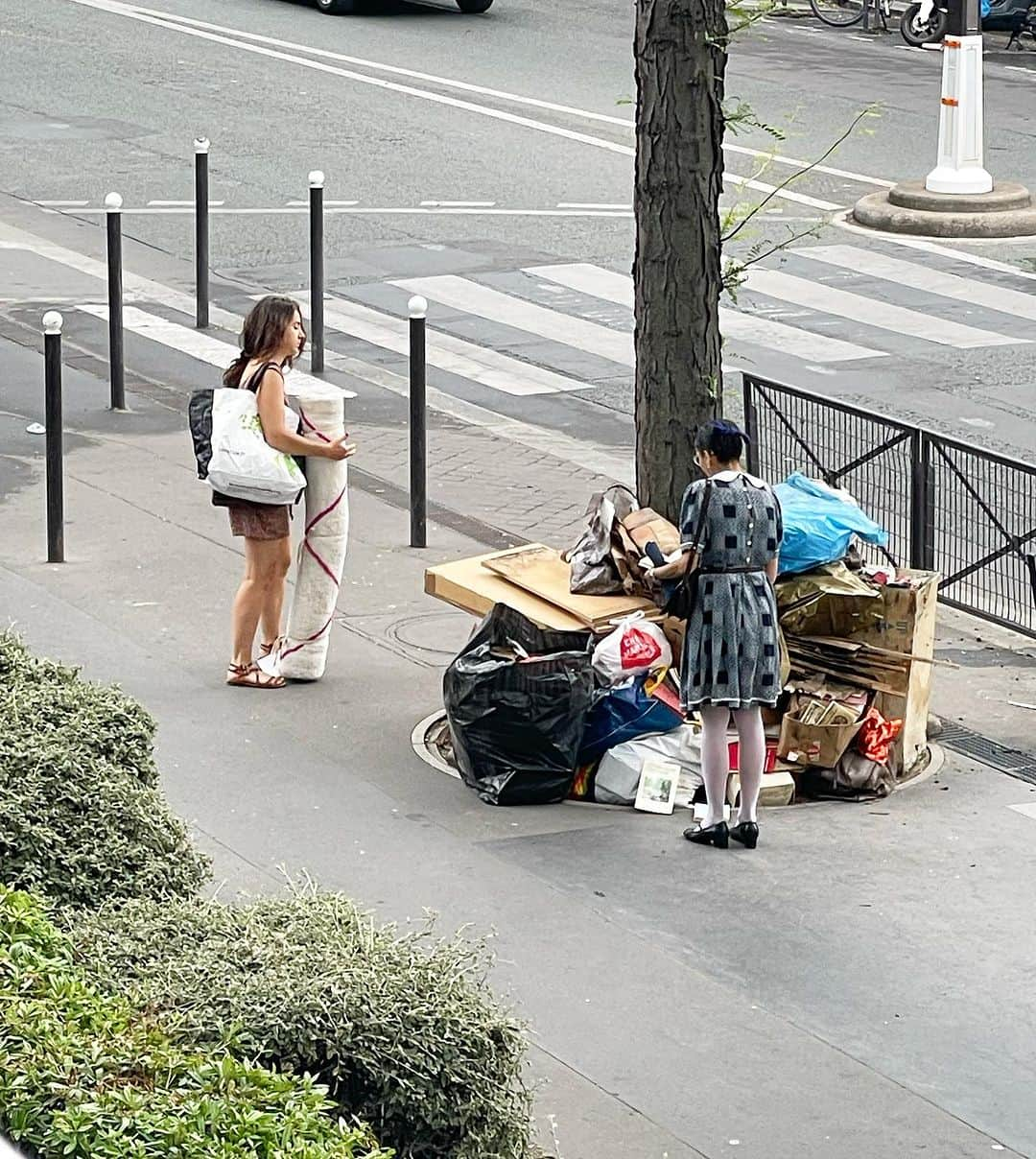 猫沢エミさんのインスタグラム写真 - (猫沢エミInstagram)「はー……なんとか復活しました。  昨日までめちゃくちゃ暑くて、みんなバテてたパリ。今日から少し涼しくなって、午前中は一雨もあってだいぶ楽。  家の前に置かれた粗大ゴミを物色する若いマドモワゼルたち。一般の若い子たちは、たいてい貧乏。学生だったり、働き始めだったりしたら、お金がなくて当たり前だし、それはまったく恥ずかしいことでもなんでもない。  そして、貧しさを知るって、お金に対する自分なりの考え方を持つために必要な経験だ。  パリでは貧しい人だけに限らず、モノが捨てられていたら、みんな物色して必要なものを持ち帰るナチュラルエコ方式。  日本にいた時も『どうぞお持ちください』なんて張り紙付きで捨てられているものを、私はちょこちょこ拾っていた。気がつくと、家の中のものは、ほぼ拾い物になっていたり。  「キミら日本人は、本当に簡単にお金を使うよね」  年下のフランス人の友達に言われたセリフ。確かに。その背景にはだな、自転車操業でお金を回している、かりそめの経済状態があるからなんだよ。  だからいっぱい働かなきゃならんし、時間も心の余裕もないと。  無駄に、無理にお金を使わなくなったら、お金以上の意味あるなにかが残るのかもしれない……なんてことを考えた朝。  #猫パリ　#猫沢エミのインターナショナル五十路ライフシフト  #猫沢エミリーパリへ行く　#私のお財布は私個人だけのものじゃなくて社会全体のお財布だと考えるのも大事かも」7月9日 20時01分 - necozawaemi