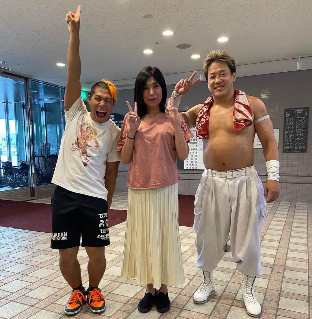 関札皓太のインスタグラム：「北海道ツアー最終戦中標津大会でした。 宮本さんダブルヘッダー本当にお疲れ様です。 来場されていた豊田真奈美さんと よっしゃいくぞー！！！ #bjw」
