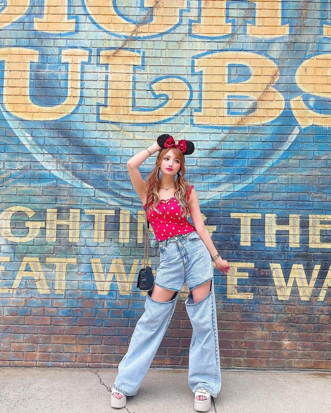 のインスタグラム：「ディズニーコーデ🐭❤️🌈  先日ディズニーシーに行ってきた時の コーデさんですっ🌍💖✩！  ストーリーに載せてたら好評だったから 詳細載せておきますっ🐶♡  トップス / アリエクで2,000円ぐらいの デニム / @darich_official  サンダル / @shaon.official  バック / @dior   です🩷🩷🩷  しぴたん @shipi0520 のブランドの shaon厚底サンダル盛れるのに歩きやすくて ディズニー1日行っても大丈夫だった最高💋  赤ドット×デニムのミニーちゃんコーデ どぉでしょか👶🏻❤️🖤❤️？？ . . . #ディズニー #ディズニーシー #ディズニーコーデ #ディズニー写真部 #ディズニーカチューシャ #ディズニー好きな人と繋がりたい #ミニーちゃんコーデ #デニムコーデ #ディズニー写真 #ディズニーシーコーデ #ツインテール #ツインテール女子 #ビジョビ @b_b_j.j」