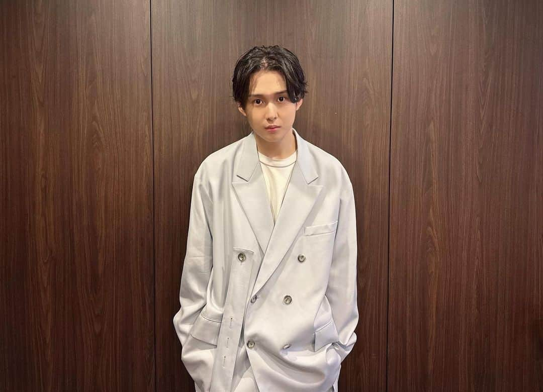 田村心のインスタグラム：「_ 「田村心 2nd ファンミーティング東京」 ご来場、ご視聴いただきありがとうございました！！！ ⁡ いやぁ 楽しかったなぁ！！！！ ⁡ ⁡ 僕のお見送りのテンションが全てです。 ⁡ ⁡ 皆さんの声を久しぶりに聞けて 皆さんとコミュニケーション取れるって こんなに素敵な時間なんだって 数年ぶりに思えました。 ⁡ ゲストで来てくれた 樟太郎、つばさ ⁡ MC ユタさん ⁡ 催眠術芸人 細野哲平さん ありがとうございました。 ⁡ ⁡ 樟太郎とはいつものテンションで 色々ゲームして (写真の躍動感エグい...笑) ⁡ つばさとは 催眠術にかけられました(？) ⁡ ⁡ ⁡ ⁡ いや そんなファンミーティングあるぅぅぅう？？？！笑 ⁡ ⁡ ⁡ ⁡ アーカイブでも見れるので もう一度見たい方や ⁡ 気になった方是非見てみてください。 ⁡ ⁡ 一部も二部も大変盛り上がりました。 ⁡ ⁡ ⁡ 来週は大阪！！！！ ⁡ ⁡ まっててねぇ〜〜 ⁡ ⁡ 皆さん帰るまでが 2nd ファンミーティング ⁡ ⁡ お気をつけてお帰りください！！！ ⁡ ⁡ ⁡ 今僕は しゃぶしゃぶ食べてます！！！！笑 ⁡ ⁡ ⁡ では！！！！」