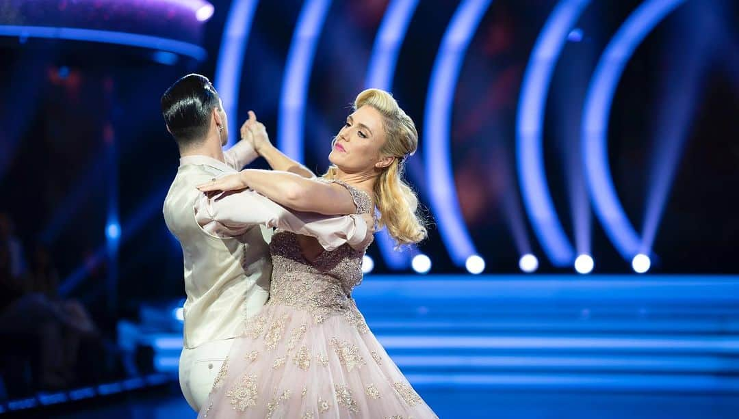 サリー・ピアソンさんのインスタグラム写真 - (サリー・ピアソンInstagram)「Made it through my first elimination! That was more nerve racking than my Olympic Gold! 🤪🤪  I absolutely love The Waltz so I wasn’t too disappointed that I got to perform this dance with @mitch.kirkby ❤️❤️」7月9日 20時05分 - sallypearson