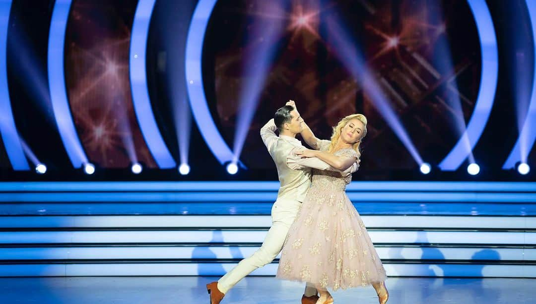 サリー・ピアソンさんのインスタグラム写真 - (サリー・ピアソンInstagram)「Made it through my first elimination! That was more nerve racking than my Olympic Gold! 🤪🤪  I absolutely love The Waltz so I wasn’t too disappointed that I got to perform this dance with @mitch.kirkby ❤️❤️」7月9日 20時05分 - sallypearson