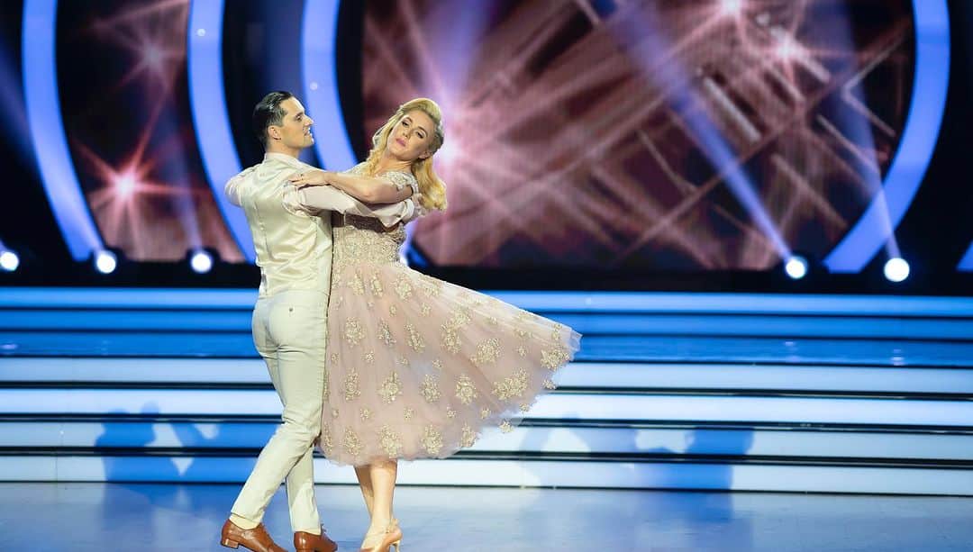 サリー・ピアソンのインスタグラム：「Made it through my first elimination! That was more nerve racking than my Olympic Gold! 🤪🤪  I absolutely love The Waltz so I wasn’t too disappointed that I got to perform this dance with @mitch.kirkby ❤️❤️」