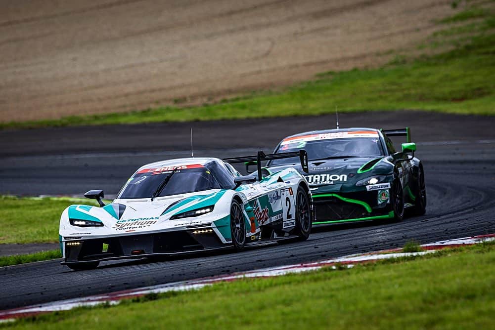 吉本大樹さんのインスタグラム写真 - (吉本大樹Instagram)「8-9July2023 #SuperTaikyuSeries 2023 Round3 / SUGO 3hours race > P1🏆  YES🎉 This is a another strong points gain for the championship👍🏻 Well done everyone!! #スーパー耐久 第3戦 菅生 優勝🏅 スタート担当のIDA選手の難しいコンディションの中、好ペースな追い上げ👍🏻 加藤選手のフルプッシュそして判断力😤 ほんで高橋選手の好調な70分弱のフルスティント🤯！  ミスの無いチームワーク&ストラテジーのおかげで勝てました🥹 皆〜んな頑張りました！応援ありがとうございました🙏🏻！ #KTM #GTX #Xbow」7月9日 20時05分 - hiroyoshimoto
