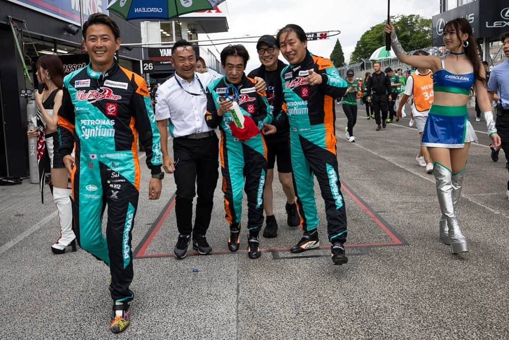 吉本大樹さんのインスタグラム写真 - (吉本大樹Instagram)「8-9July2023 #SuperTaikyuSeries 2023 Round3 / SUGO 3hours race > P1🏆  YES🎉 This is a another strong points gain for the championship👍🏻 Well done everyone!! #スーパー耐久 第3戦 菅生 優勝🏅 スタート担当のIDA選手の難しいコンディションの中、好ペースな追い上げ👍🏻 加藤選手のフルプッシュそして判断力😤 ほんで高橋選手の好調な70分弱のフルスティント🤯！  ミスの無いチームワーク&ストラテジーのおかげで勝てました🥹 皆〜んな頑張りました！応援ありがとうございました🙏🏻！ #KTM #GTX #Xbow」7月9日 20時05分 - hiroyoshimoto