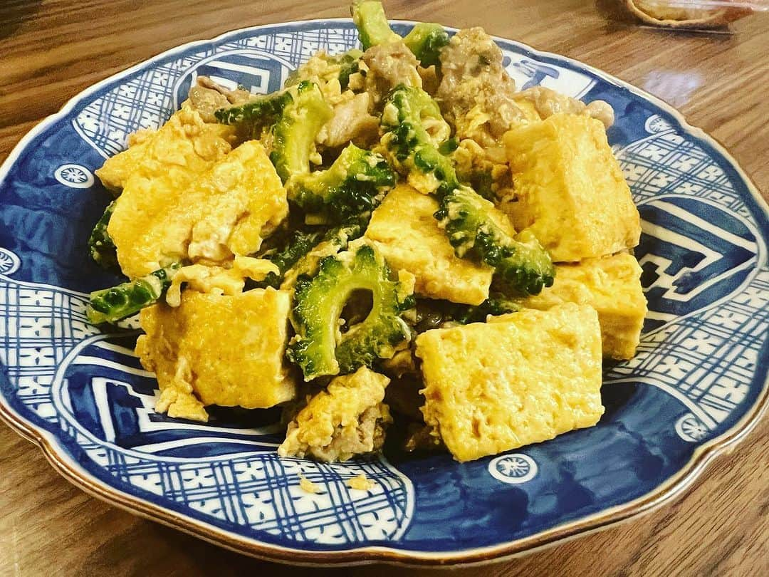 原田喧太のインスタグラム：「本日の喧太飯 #ゴーヤチャンプルー  #山形県 の #だし  を作ったので、 豆腐にかけて酒のアテ 我が息子には #ハンバーグ定食  ハンバーグひ作り置きしてくれていたので、焼くだけ〜 居酒屋はらだオープン〜😁」