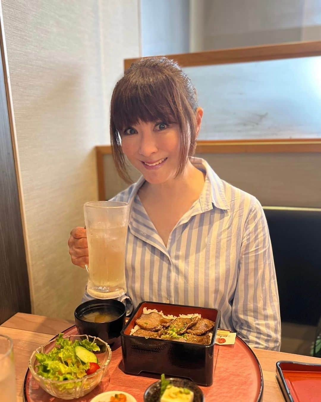 山田佳子のインスタグラム：「休日ランチ♪お昼から飲むと、より一層楽しさが倍増します🍺😆💕 ⁡ #いただきます #焼肉ランチ #塩タン #ご飯🍚 #8代目儀兵衛  #美味しい #休日ランチ #苦楽園ランチ  #紅炎亭  ⁡」