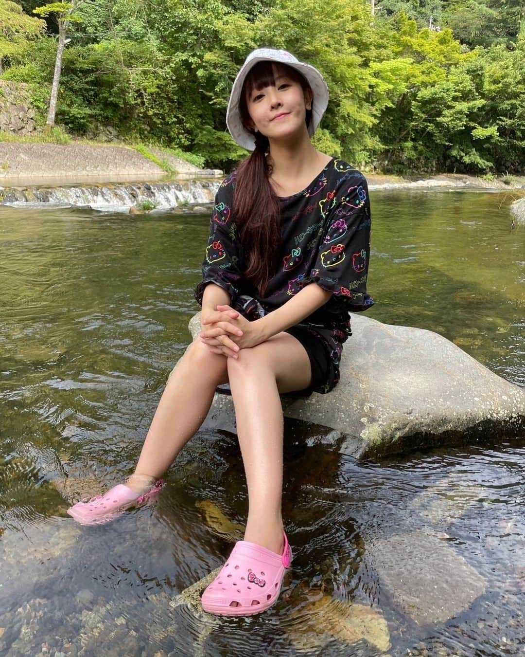 山本ひかるのインスタグラム：「八瀬は涼しくて最高だった🏞 #京都 #八瀬 #八瀬比叡山口駅 #川 #🏞 #避暑 #避暑地 #kyoto #川遊び」