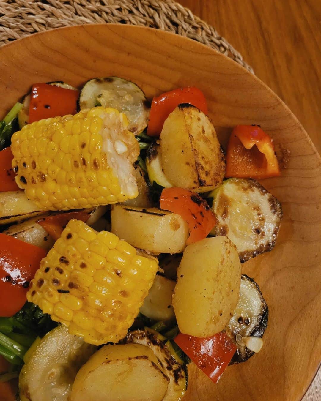 保坂玲奈さんのインスタグラム写真 - (保坂玲奈Instagram)「御飯を作る時間がとれない日の救世主 @oisix  Kit Oisix🍳  野菜をしっかりとりたくて 夏野菜とケールの彩りグリルサラダをチョイス🥗  旬の野菜と栄養満点なケールをグリルで楽しめる✨ 素材の味がとっても美味しい！ 切って焼いて、タレを合わせるだけで、 ささっと作れちゃうから助かる〜🫶  素材の味がいきていて、食べ応え満点！⁡美味しかった🌽 忙しいけど、ちゃんとした物を家で食べたい、 自炊をすると毎回食材が余ったり、 使わない調味料か増えるという人、 お試しもあるのでチェックしてみてね！  #oisix#kitoisixプレミアムモニター#れなお亭#献立」7月9日 20時12分 - __renao_0707