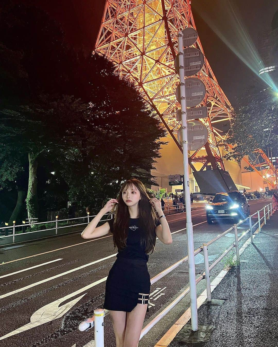 あやちゃんさんのインスタグラム写真 - (あやちゃんInstagram)「東京タワー🗼✦ テーマ港区女子コーデ🖤わら  #東京タワー #東京タワー🗼 #東京タワー夜景 #東京タワー地下駐車場階段 #東京観光 #ブラックコーデ #韓国コーデ #tシャツコーデ #港区女子 #tokyotower」7月9日 20時14分 - aya.you.love.r