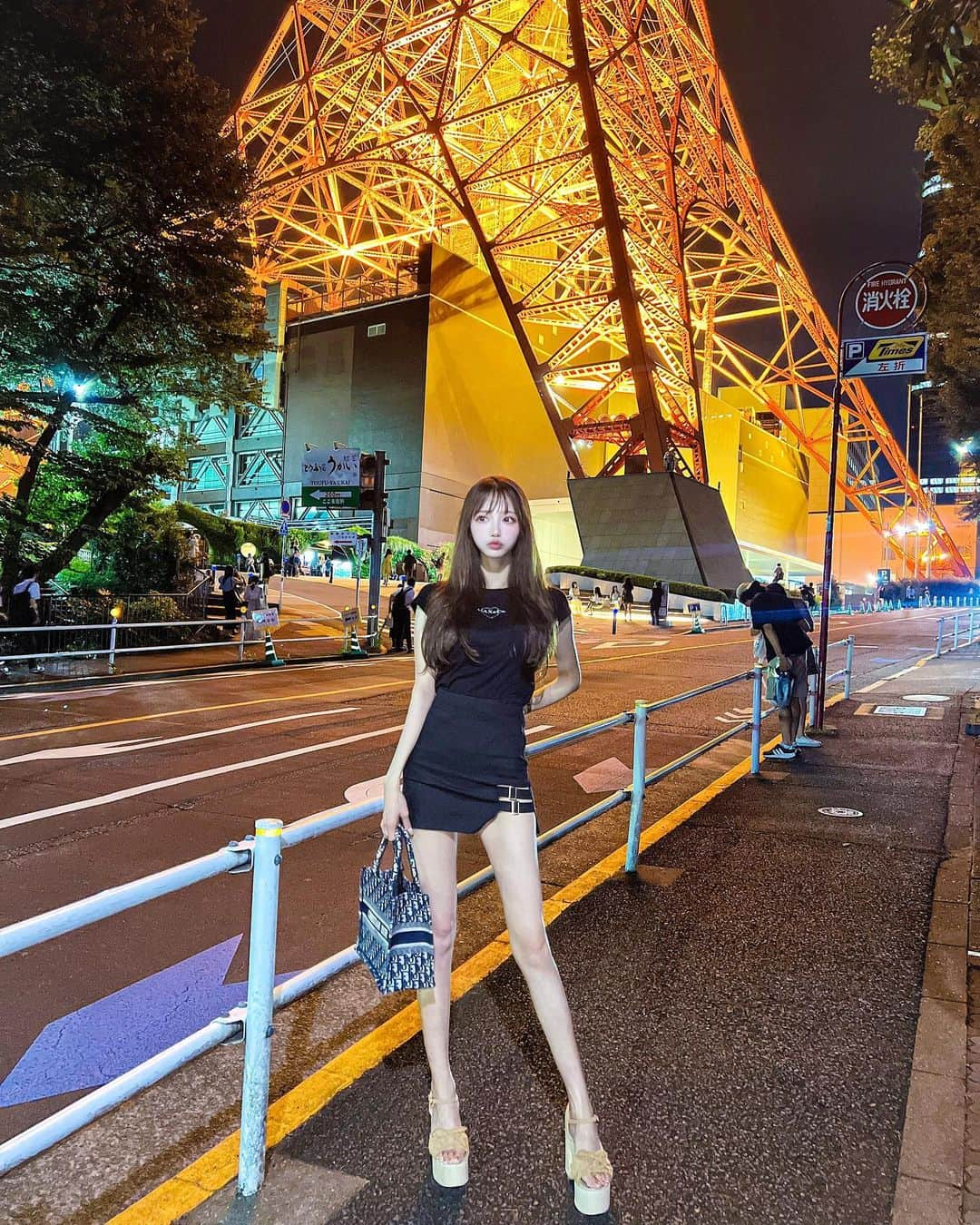 あやちゃんさんのインスタグラム写真 - (あやちゃんInstagram)「東京タワー🗼✦ テーマ港区女子コーデ🖤わら  #東京タワー #東京タワー🗼 #東京タワー夜景 #東京タワー地下駐車場階段 #東京観光 #ブラックコーデ #韓国コーデ #tシャツコーデ #港区女子 #tokyotower」7月9日 20時14分 - aya.you.love.r