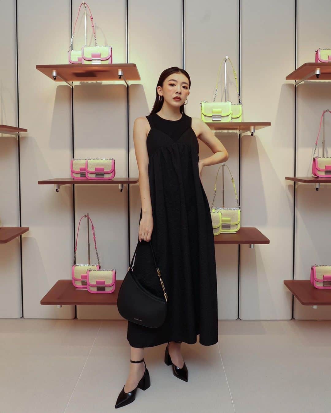 近藤沙良のインスタグラム：「@charleskeith_jp reception party👠🖤  四条河原町にオープンするということで 一足お先に招待していただきました♡  今まではonlineのみで選んでたアイテムを 実際に見れる店舗ができて やっぱり実物を見て選べるのはいいねっ🫶🏿  #charlesandkeith #charlesnkeithbag #charlesnkeithshoes #pr #チャールズアンドキース  #チャールズアンドキース京都 #チャールズキース #ワンピースコーデ #ブラックコーデ」