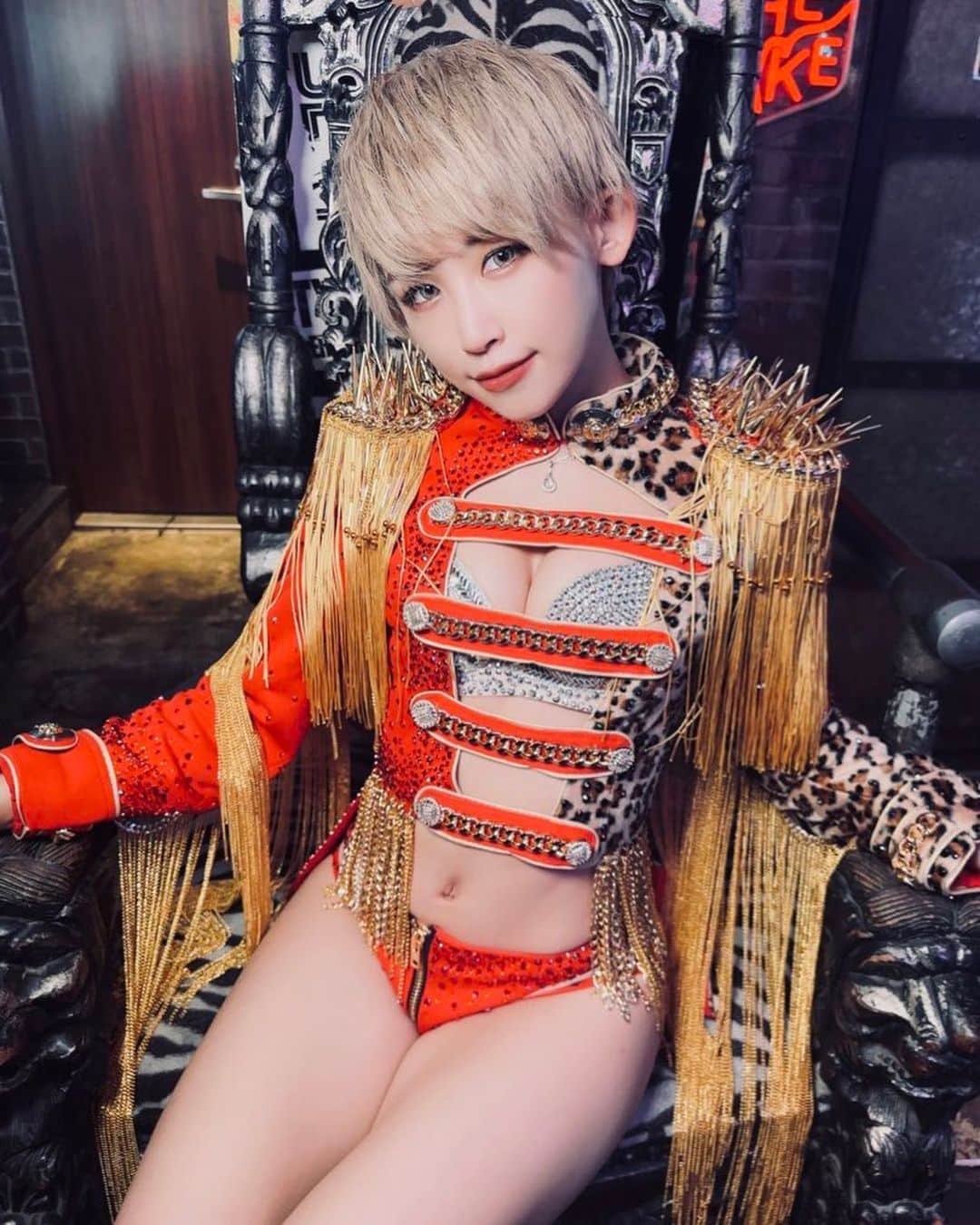 エリーのインスタグラム：「新衣装撮影👑 見てくださった皆様有難うございました..!✨ 沢山お話もできてとても嬉しかったです☺️ ドリンク🥤もご馳走様でした🥰 ・ 👑10日16時までERY王子様チェキ全3種販売中💌 ・ 👑 明日10日3部23:30〜のバーレスク東京ショータイム 私のインスタアカウントにて推し配信でお届けします！ まさしさん購入してくださり本当に有難うございます☺️🔆 楽しんで頂けますように...! ・ また明日お会いしましょう✨」