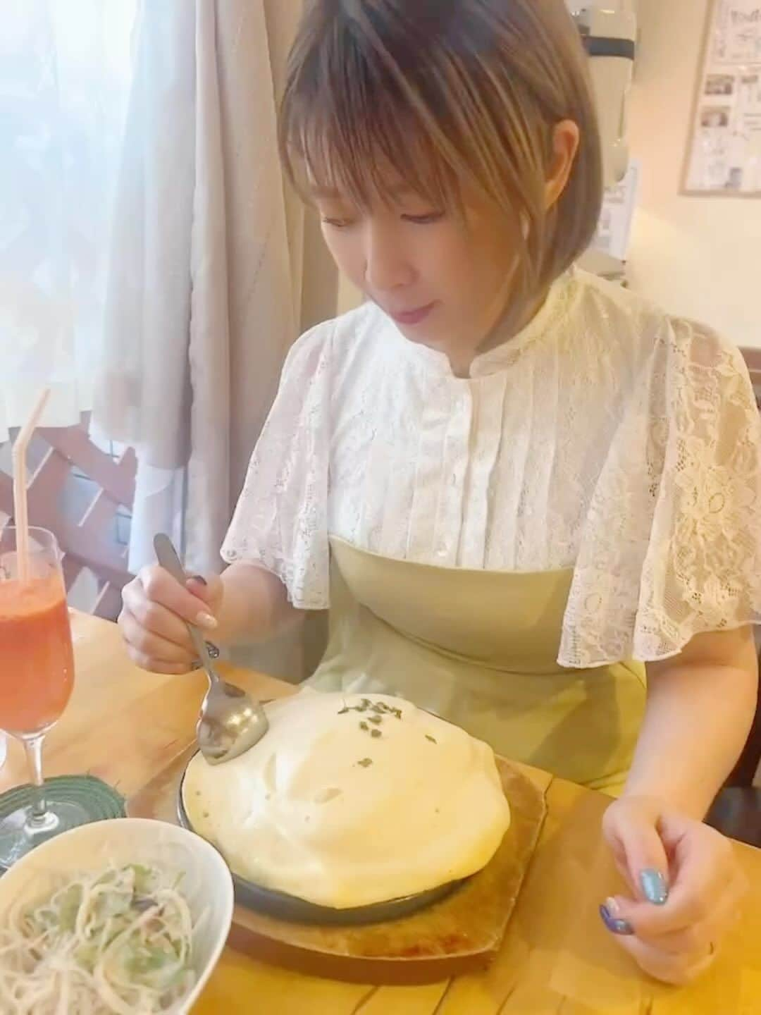 兼田恵のインスタグラム：「白いオムライスが食べたくてずっと行きたかったお店。 ひとすくいで米に到達できてないですがふわふわでした〜✨  threadsに動画を上げてテストしようと思ったのだけど、なんか色々不安だったのでまずはインスタの記事にして共有するテストに変更。。  #白いオムライス #アイノワール #アイノワールふわふわオムライス #アイノワール高円寺 #ailnoir」