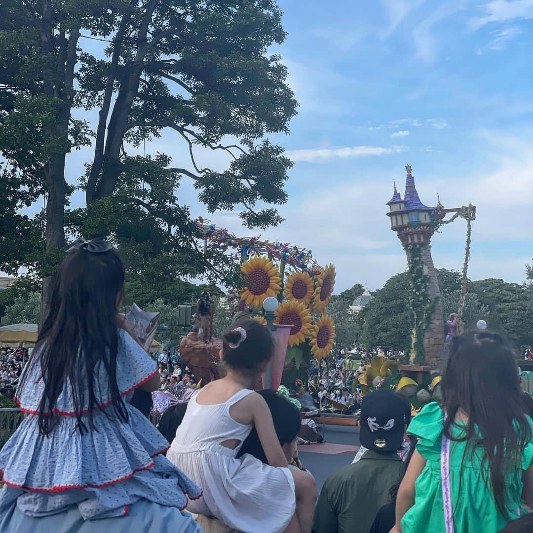 岡田美季さんのインスタグラム写真 - (岡田美季Instagram)「恒例disney❤️ 同い年girls可愛すぎる❤️ あきちゃんfamily帰ってくるたびにみんなで遊びに行けて久しぶりに会っても仲良しで見てて幸せ。 カンカン照りで大人はくたくた笑 ここまでとは思わなかったけど暑い事を考えてジョーゼットワンピース。ナイスジャッジ🔥 娘の服のボタンが取れて安全ピンが欲しくて買ったフェザーダスターのキーホルダーがBAGにピッタリカラーでしたカワイイ。 ベビーカーが不要になってからディズニー行く時のBAGは大きめを意識。 #disneyland #tokyodisneyland #fashion #coordinate #room306contemporary」7月9日 20時17分 - mikiokada0225