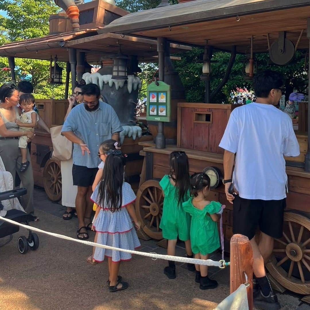 岡田美季さんのインスタグラム写真 - (岡田美季Instagram)「恒例disney❤️ 同い年girls可愛すぎる❤️ あきちゃんfamily帰ってくるたびにみんなで遊びに行けて久しぶりに会っても仲良しで見てて幸せ。 カンカン照りで大人はくたくた笑 ここまでとは思わなかったけど暑い事を考えてジョーゼットワンピース。ナイスジャッジ🔥 娘の服のボタンが取れて安全ピンが欲しくて買ったフェザーダスターのキーホルダーがBAGにピッタリカラーでしたカワイイ。 ベビーカーが不要になってからディズニー行く時のBAGは大きめを意識。 #disneyland #tokyodisneyland #fashion #coordinate #room306contemporary」7月9日 20時17分 - mikiokada0225