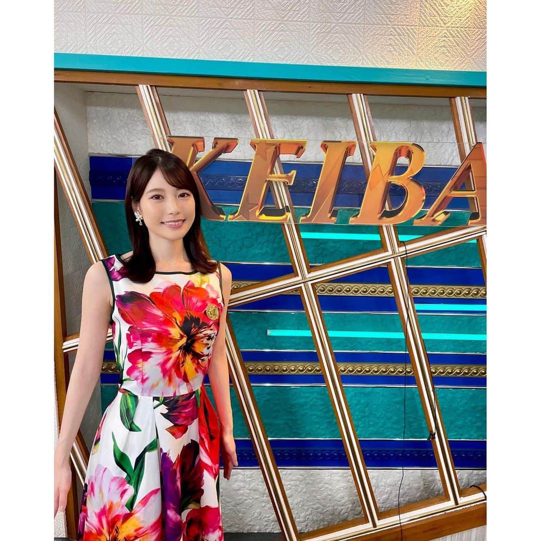 竹俣紅のインスタグラム：「💫 きょうも『みんなのKEIBA』 ありがとうございました。 ⁡ 皆さまにお知らせがひとつ。 集英社 web Sportiva にて、 私の競馬の連載が始まりました💎 タイトルは「紅色の左馬」 べにいろのひだりうま、と読みます。 番組ではお伝えしきれないことをお話ししていけたらと思っています☺️ プロフィール下のハイライト(丸いアイコン)から行けますので、 ぜひお読みください。 ⁡ ⁡ 七夕賞では、初めて血統を重視したデータ予想をしてみました。 ⁡ 難解なレースを紐解く鍵になるかなと思い、チャレンジしてみたのですが、 血統…すさまじく難しいですね… 今年の出走馬と過去の出走馬の 5代血統表を何頭分チェックしたことでしょうか。 目がまわりそうになりましたが、 血統の世界の奥深さに一歩踏み込めた気がします✨ ⁡ ⁡ みなさんは、七夕は何をお願いしましたか？ 今年の私のお願いは、 「ガチャピンが熱中症になりませんように🙏」にしました。 ⁡ また明日からもイット『ソラよみ』でよろしくお願いします！ ⁡ ⁡ #みんなのKEIBA #福島競馬場 ⁡」