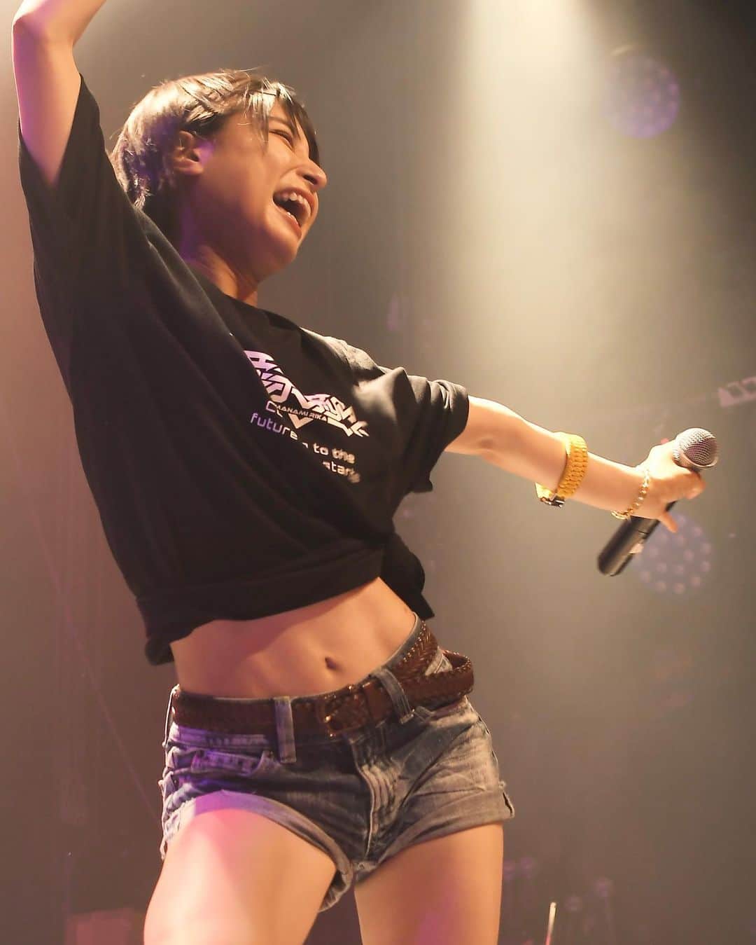 のインスタグラム：「昨日の写真！📸  アイドルだからライブもしてるよ〜〜🎤✨ 昨日は仲の良いアイドルちゃんの生誕祭だったので、衣装は生誕祭Tシャツ☺️👕 ひとりでよく踊りよく歌いよく喋るアイドルかほなんにもいつか会いに来てね🙌✨笑 (遊びに来てくれた方、ありがとうー！)  イベントとメディア情報は画像3枚目にありますー！！ アウトドア系、アイドル系、イベント盛りだくさんー！ 会いに来てくれたら、嬉しいー！！☺️✨  夏も秋も、一緒に楽しもうー！！🙌🙌  #さばいどる  #かほなん」