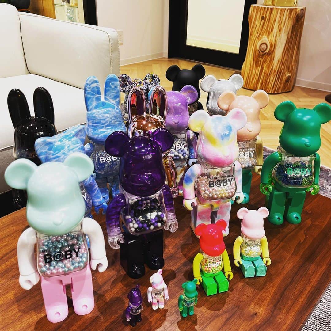 千秋のインスタグラム：「我的孩子是近几年出生的🧸 My children born in the last few years🧸 지난 몇 년 동안 태어난 내 아이들 🧸 Mis hijos nacidos en los últimos años 🧸 أطفالي الذين ولدوا في السنوات القليلة الماضية🧸 ลูกของฉันที่เกิดในช่วงไม่กี่ปีที่ผ่านมา🧸 ここ数年に生まれたわたしの子どもたち🧸  子沢山です🩷❤️🧡💛💚🩵💙💜🖤🩶🤍🤎  #bearbrick #myfirstbearbrickbaby #ベアブリック #千秋デザイン #千秋ビジネス #medicomtoy」