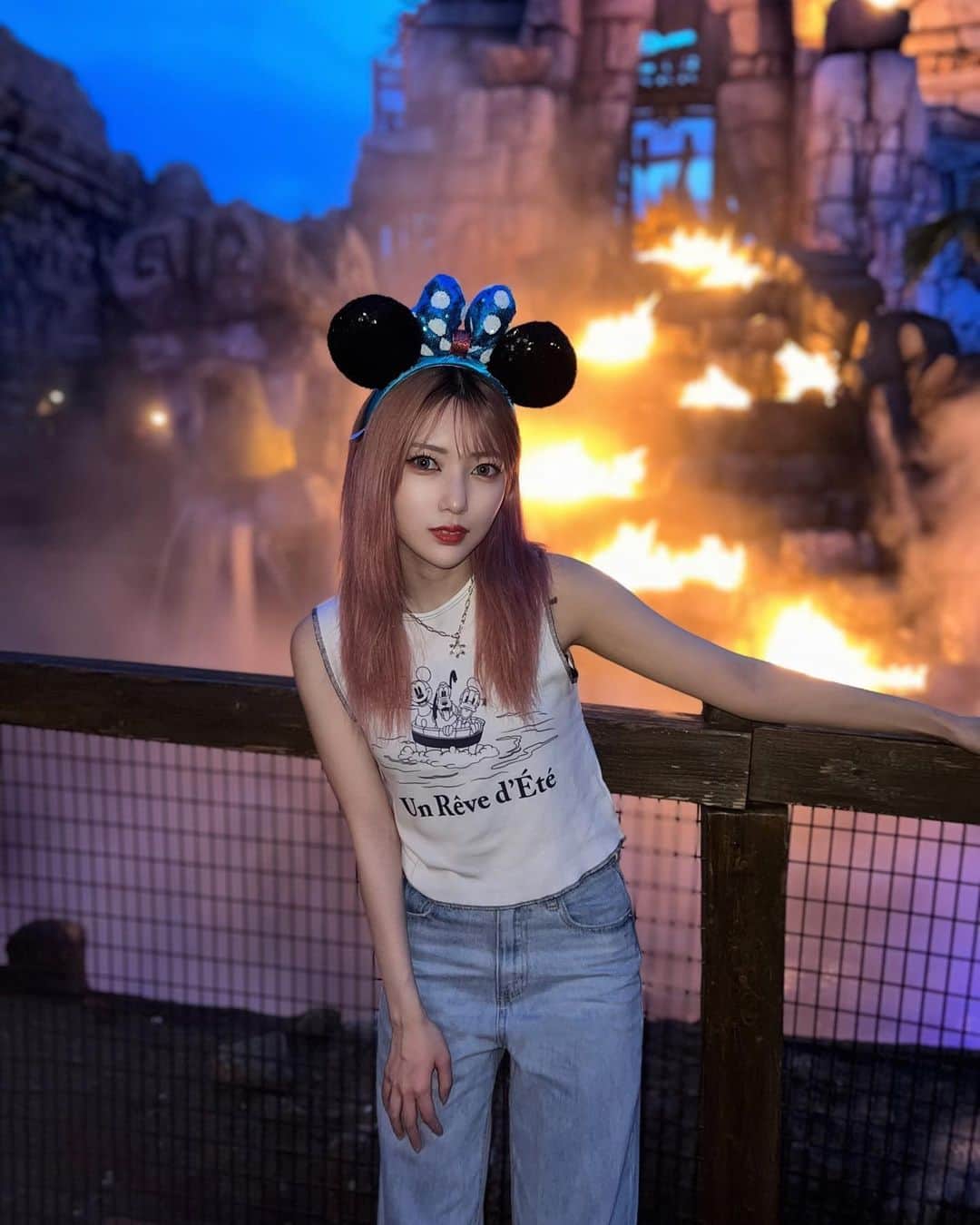 しゅがーのインスタグラム：「DisneySea🐭💙  夏になったらタンクトップ着たくてやっと着れた！ ちな、メイクいつもと違う👀✨️  #disneysea #disney」