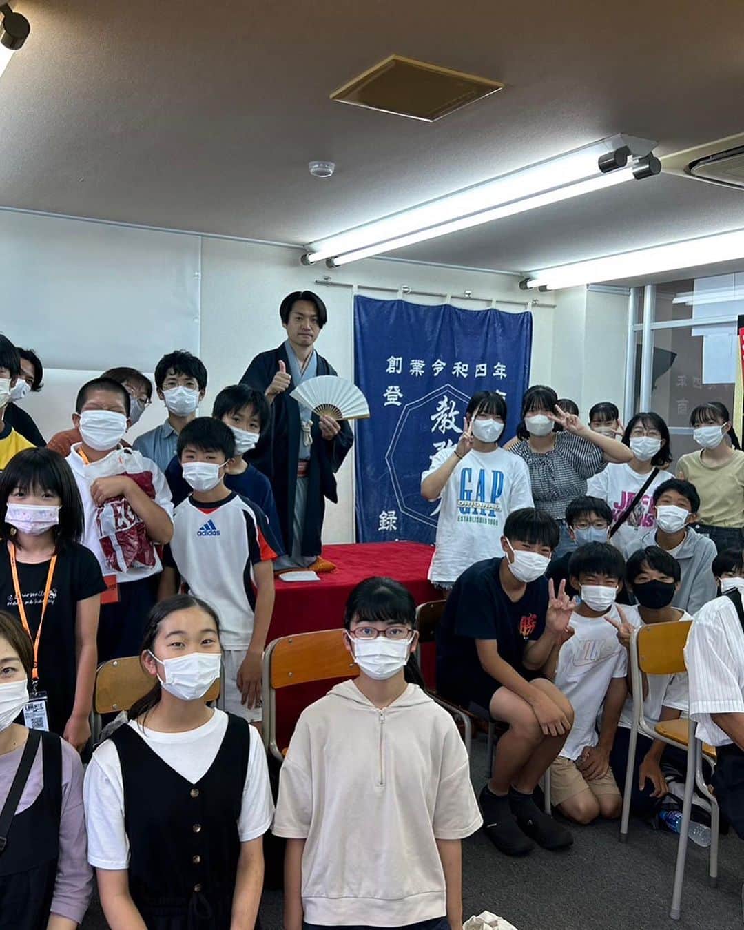 立川只四楼のインスタグラム：「今日は、千葉の塾で独演会！中学生、小学生、お父さんお母さん、皆んな良く笑ってくれました。時そば、お菊の皿、死神 オールマイティーな年代を笑わせるのは難しいと思いましたが皆さん反応良くて👍 打ち上げは焼き肉🥩」