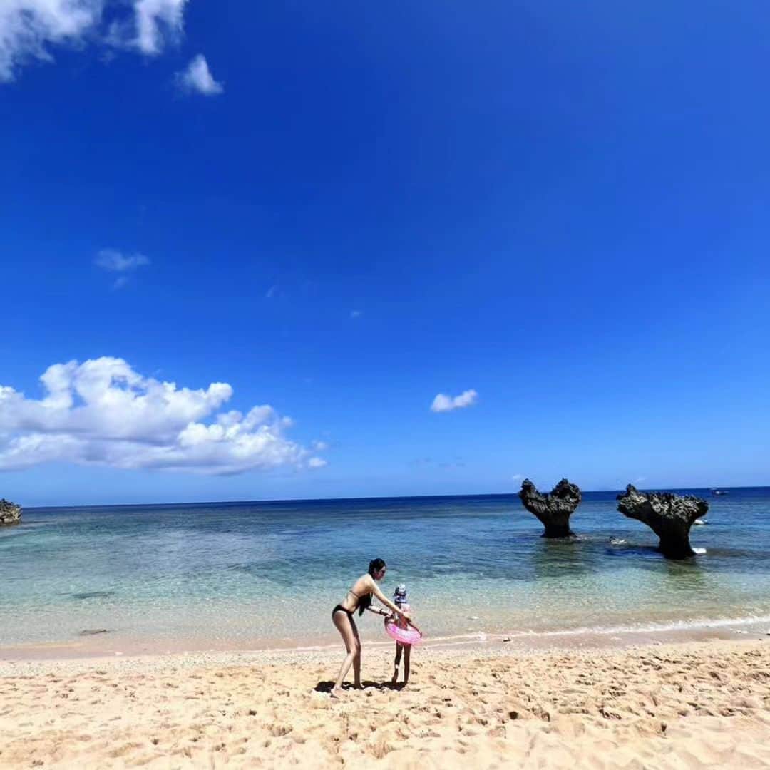 矢野沙織さんのインスタグラム写真 - (矢野沙織Instagram)「不思議な離島です。古宇利島。  どうか子供を授けて欲しいとお願いに行った島にお礼ができました。  ご時世もあり旅行をしなかったのでこれが娘達の初めての海です。  浅瀬にも魚がやってきて 日焼けはしたけど子供までお肌もつるつるに✨  人より土地が強いことをひしひしと感じる場所が沖縄です。  娘2人と海に向かって「ありがとう」と小さく呟きました。」7月9日 20時32分 - yanosaori_jazz