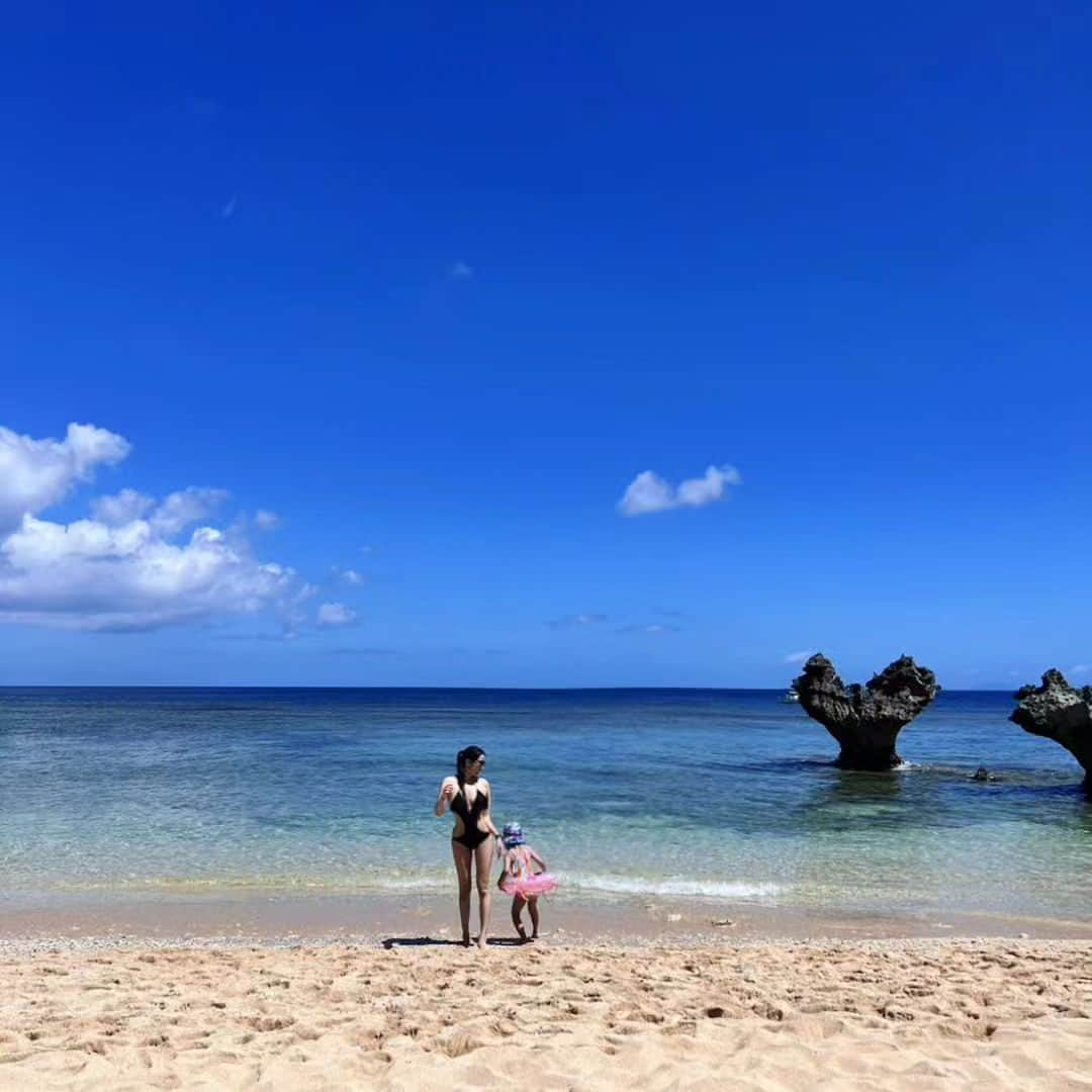 矢野沙織のインスタグラム：「不思議な離島です。古宇利島。  どうか子供を授けて欲しいとお願いに行った島にお礼ができました。  ご時世もあり旅行をしなかったのでこれが娘達の初めての海です。  浅瀬にも魚がやってきて 日焼けはしたけど子供までお肌もつるつるに✨  人より土地が強いことをひしひしと感じる場所が沖縄です。  娘2人と海に向かって「ありがとう」と小さく呟きました。」