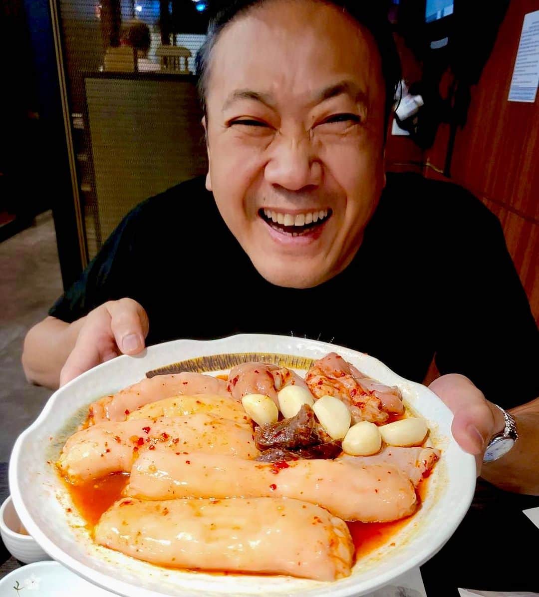 のインスタグラム：「韓国last night❗️ 韓国と言えば焼肉⤴️。それもやっぱりテチャン（テッチャン、シマチョウ、大腸）＼(^o^)／。 ヒレ、ロース系の焼肉は東京は世界一かも知れない（CPは別として）。 しかしホルモンは私的には絶対、東京＜大阪＜ソウル。 特にテチャンではソウルのOBALTANは世界一かも知れません‼️ （注;日本と韓国以外でテチャンを食べた記憶はございません😅💦） #toshiyoroizuka #鎧塚俊彦　#トシヨロイヅカ　#韓国　#焼肉　#OBALTAN #sauthkorea #seoul  Korea last night❗️ Speaking of Korea, yakiniku. It's also a techan (techan, striped butterfly, large intestine) \(^o^)/. Tokyo may be the best in the world for tenderloin and roast meat (apart from CP). However, hormones are absolutely Tokyo<Osaka<Seoul. Especially in Techan.OBALTAN in Seoul may be the best in the world!! ️ (Note: I don't remember eating Techan outside of Japan and Korea😅💦)」