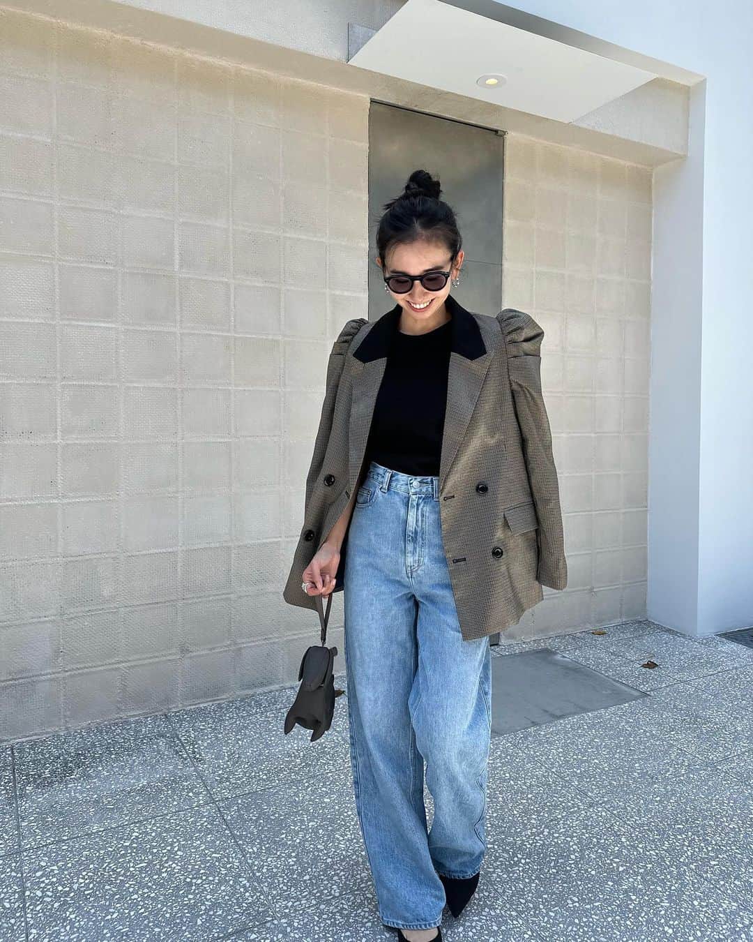 鈴木詩織のインスタグラム：「インスタで見つけて気になっていたブランド♡ ほんと可愛いお洋服が多くてトリコになってしまったよ〜☺️💓  ちょうど池尻にカフェがオープンしたのでそこにも行ってきたの☕️  夏以外はたくさん着れそうなジャケットが @bibiy_official のもの✔︎ パフスリーブとチェックが可愛すぎる♡  ⁡  #shiorin_styling#bibiy#tomorrowland_jp#anyahindmarch#remula」