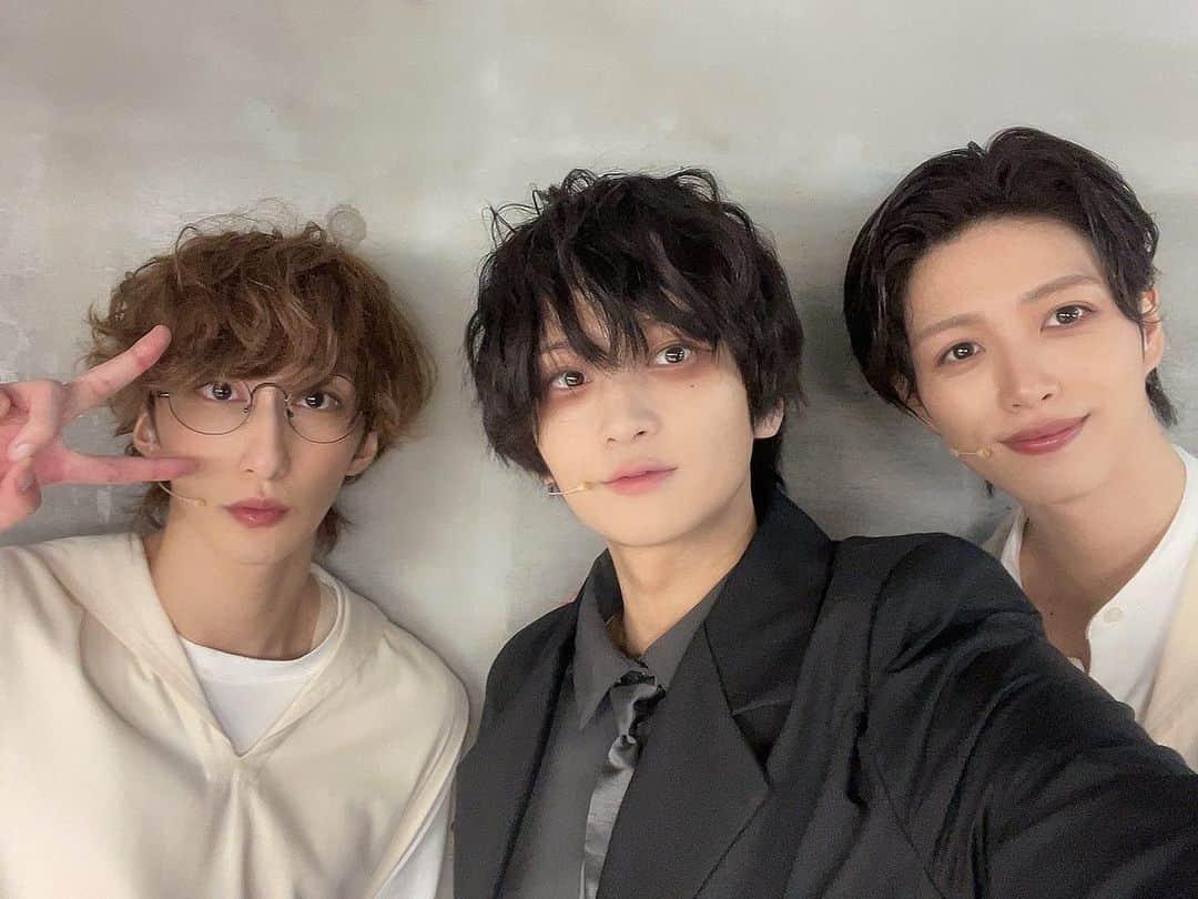 荒牧慶彦のインスタグラム：「#ドナミュ 25公演しゅーりょー！！  としのアドリブも、ゆうが笑っちゃうのもマキアの芝居もとてもとても楽しかった！！ 皆さんにも楽しんで頂けていたら嬉しいです☺️✨  しばらくアイムドーナツ食べれないの寂しい。  #アイムドーナツ」