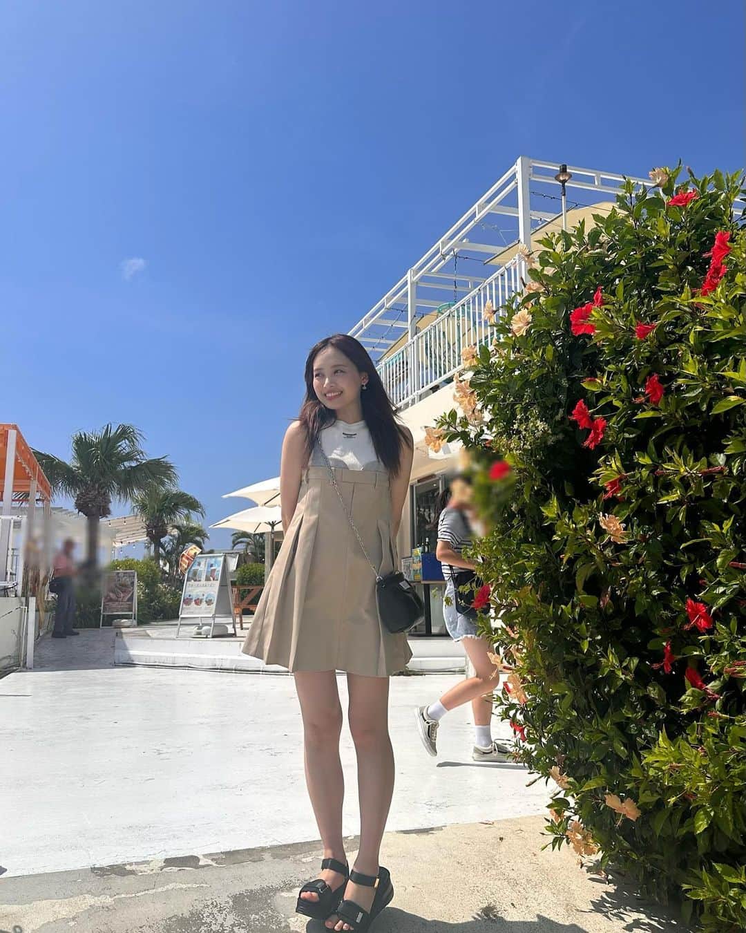 のインスタグラム：「弾丸沖縄旅行🌺  #hamahiyogram #高本彩花 #濱岸ひより #沖縄だからサングラスとか付けちゃって #ミニ丈とか着ちゃって #楽しいだった」