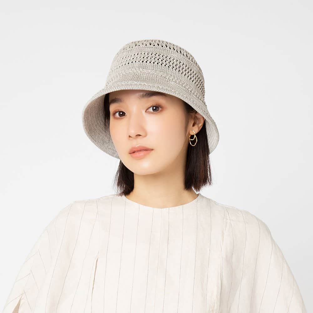 田中美里のインスタグラム：「暑い日が続きますね。 私がプロデュースしている帽子ブランド「ジンノビートシテカッシ」2023ss のサーモハット。  こちらのモデルさん着用のハット、おススメです。  こちらから購入していただけます。（タグからもとべます）  @un_chapeau_net   チェックしてみてくださいね。  #サーモハット #帽子 #八百吉  #jinnobeatshitecassie #ジンノビートシテカッシ  #期間限定での掲載です」
