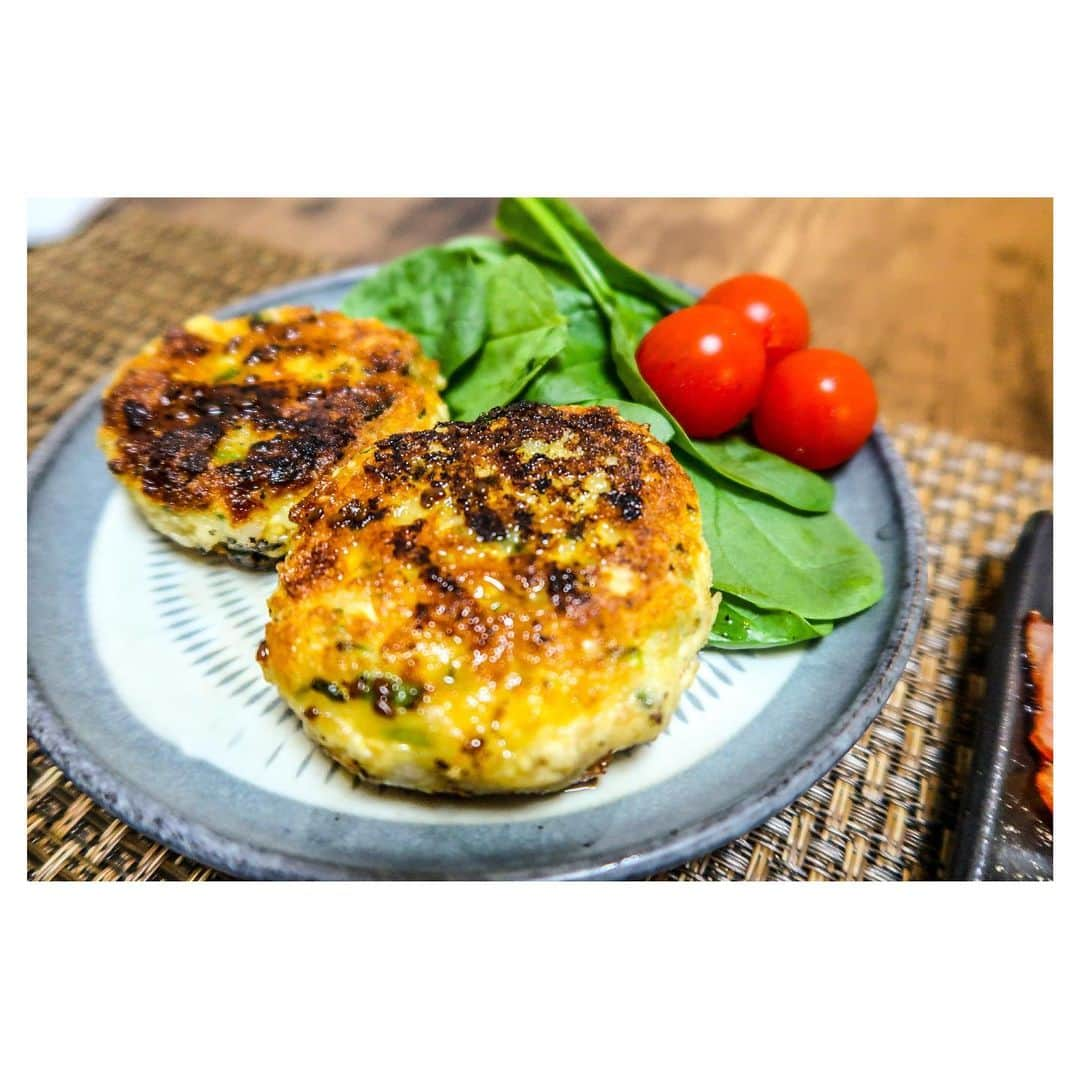 江口雅也さんのインスタグラム写真 - (江口雅也Instagram)「日曜夕飯。  ・しらすアボカド丼 ・アスパラベーコンの温玉のせ ・豆腐とちくわピーマンハンバーグ ・お味噌汁  身体を引き締める為に、しばらくはヘルシーメニューを心がける所存であります。  #cook #cooking  #cookingtime  #japanesefood  #料理男子 #自炊男子 #モデル飯 #ヘルシー料理  #小石原焼き  #小石原焼を使おう  #福岡器 #器のある暮らし  #器のある生活  #アボカドレシピ  #豆腐ハンバーグ #アスパラガス」7月9日 20時27分 - masaya0429