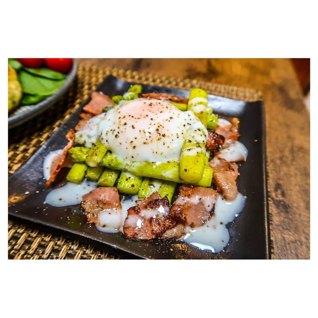 江口雅也さんのインスタグラム写真 - (江口雅也Instagram)「日曜夕飯。  ・しらすアボカド丼 ・アスパラベーコンの温玉のせ ・豆腐とちくわピーマンハンバーグ ・お味噌汁  身体を引き締める為に、しばらくはヘルシーメニューを心がける所存であります。  #cook #cooking  #cookingtime  #japanesefood  #料理男子 #自炊男子 #モデル飯 #ヘルシー料理  #小石原焼き  #小石原焼を使おう  #福岡器 #器のある暮らし  #器のある生活  #アボカドレシピ  #豆腐ハンバーグ #アスパラガス」7月9日 20時27分 - masaya0429