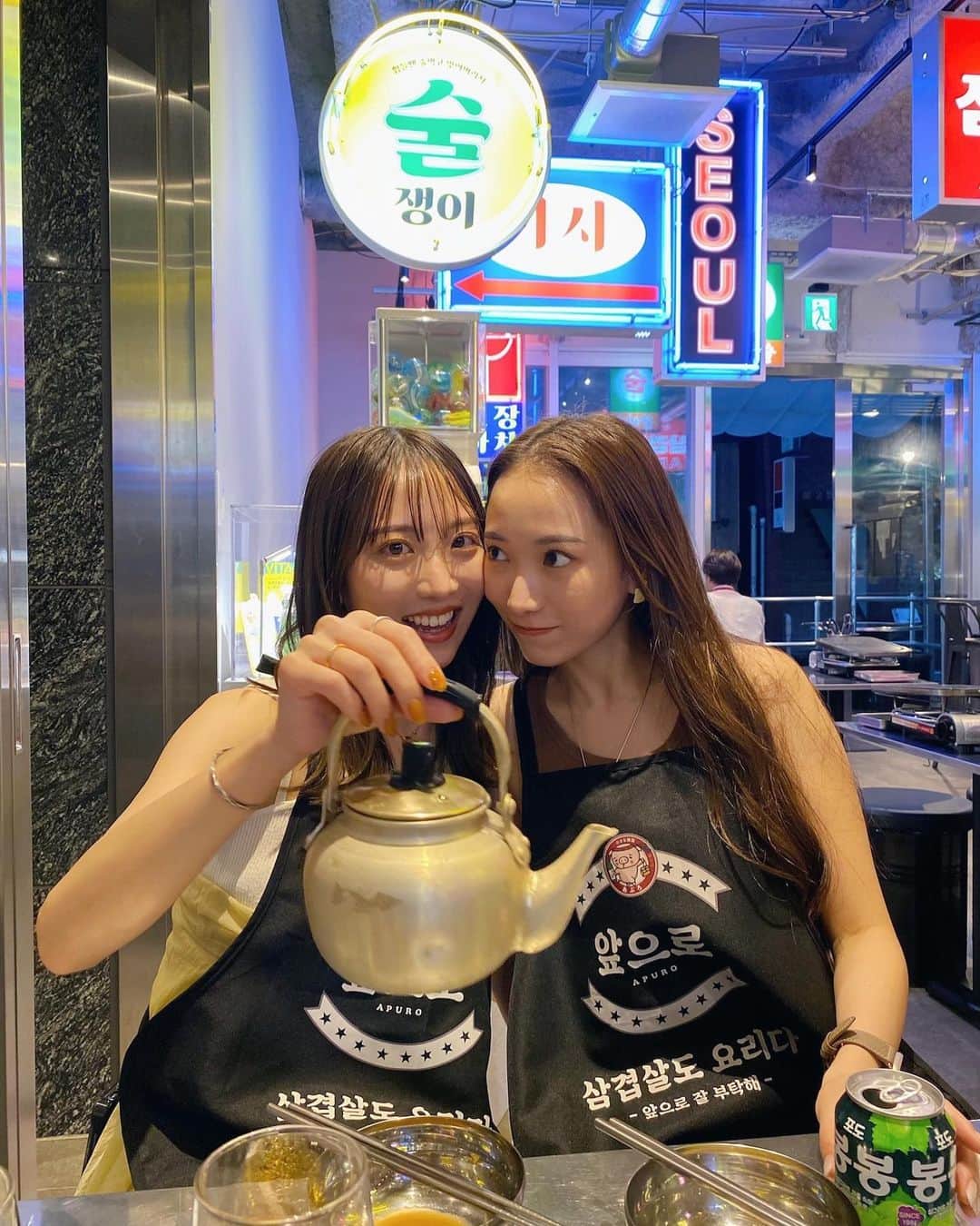 大野真昂さんのインスタグラム写真 - (大野真昂Instagram)「自分へのご褒美の日.  社会人1年目頑張ったということで、、😵‍💫💸 可愛いバッグと出会えて大満足👝♡  夜は懐かしのあぷろに🍖 @apuro_shibuya_  PG時代に福岡でよく行ってたな〜  マッコリを頼むとコインが貰えて 1Fはガチャガチャ、2Fは好きなK-popを大画面で流せるよ！🇰🇷 ガチャガチャはまこりこ2人とも1等賞当てて（すごすぎん⁉︎） 2万円以上するスキンケアセットいただいてしまった🥹✨  美味しいもの食べて遊んで楽しかった日！！❤︎  #chanel #chanelbag  #あぷろ #あぷろ東京渋谷店 #渋谷グルメ #渋谷韓国料理 #東京グルメ」7月9日 20時27分 - 316_mako