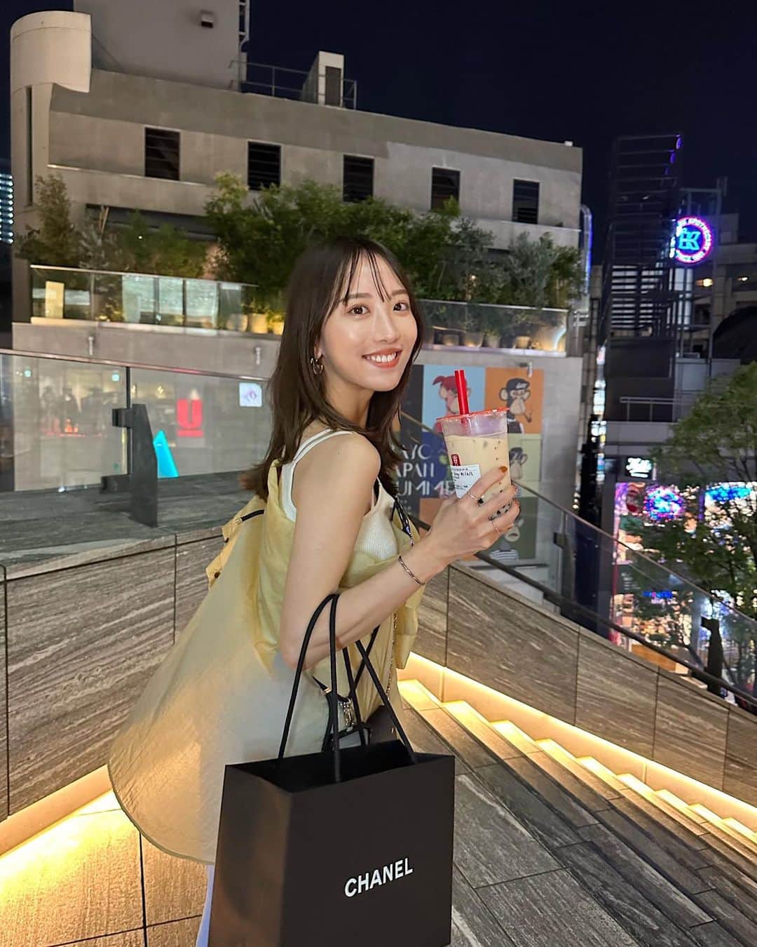 大野真昂さんのインスタグラム写真 - (大野真昂Instagram)「自分へのご褒美の日.  社会人1年目頑張ったということで、、😵‍💫💸 可愛いバッグと出会えて大満足👝♡  夜は懐かしのあぷろに🍖 @apuro_shibuya_  PG時代に福岡でよく行ってたな〜  マッコリを頼むとコインが貰えて 1Fはガチャガチャ、2Fは好きなK-popを大画面で流せるよ！🇰🇷 ガチャガチャはまこりこ2人とも1等賞当てて（すごすぎん⁉︎） 2万円以上するスキンケアセットいただいてしまった🥹✨  美味しいもの食べて遊んで楽しかった日！！❤︎  #chanel #chanelbag  #あぷろ #あぷろ東京渋谷店 #渋谷グルメ #渋谷韓国料理 #東京グルメ」7月9日 20時27分 - 316_mako