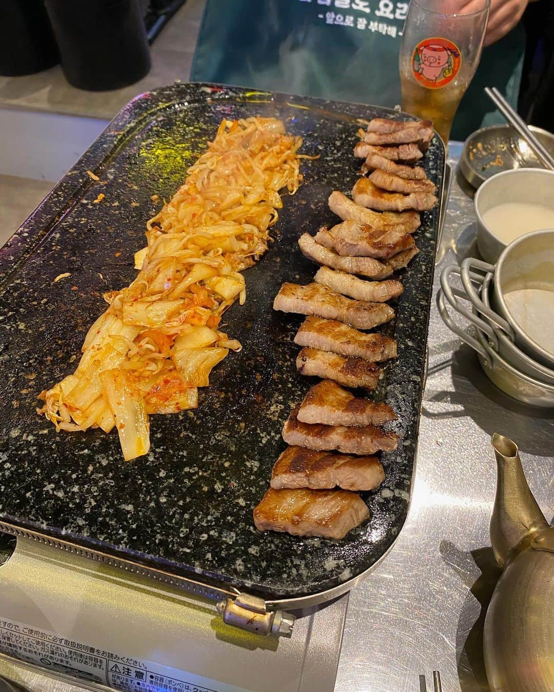 大野真昂さんのインスタグラム写真 - (大野真昂Instagram)「自分へのご褒美の日.  社会人1年目頑張ったということで、、😵‍💫💸 可愛いバッグと出会えて大満足👝♡  夜は懐かしのあぷろに🍖 @apuro_shibuya_  PG時代に福岡でよく行ってたな〜  マッコリを頼むとコインが貰えて 1Fはガチャガチャ、2Fは好きなK-popを大画面で流せるよ！🇰🇷 ガチャガチャはまこりこ2人とも1等賞当てて（すごすぎん⁉︎） 2万円以上するスキンケアセットいただいてしまった🥹✨  美味しいもの食べて遊んで楽しかった日！！❤︎  #chanel #chanelbag  #あぷろ #あぷろ東京渋谷店 #渋谷グルメ #渋谷韓国料理 #東京グルメ」7月9日 20時27分 - 316_mako