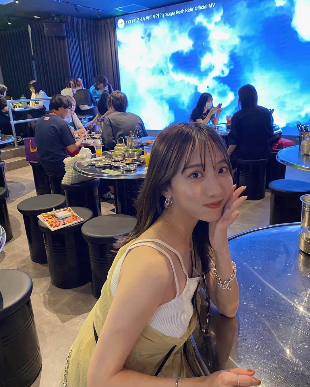大野真昂さんのインスタグラム写真 - (大野真昂Instagram)「自分へのご褒美の日.  社会人1年目頑張ったということで、、😵‍💫💸 可愛いバッグと出会えて大満足👝♡  夜は懐かしのあぷろに🍖 @apuro_shibuya_  PG時代に福岡でよく行ってたな〜  マッコリを頼むとコインが貰えて 1Fはガチャガチャ、2Fは好きなK-popを大画面で流せるよ！🇰🇷 ガチャガチャはまこりこ2人とも1等賞当てて（すごすぎん⁉︎） 2万円以上するスキンケアセットいただいてしまった🥹✨  美味しいもの食べて遊んで楽しかった日！！❤︎  #chanel #chanelbag  #あぷろ #あぷろ東京渋谷店 #渋谷グルメ #渋谷韓国料理 #東京グルメ」7月9日 20時27分 - 316_mako